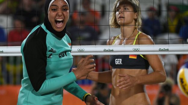 Elghobashy e Ludwig durante partida de vôlei de praia