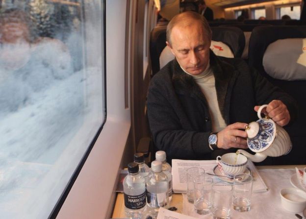 Vladimir Putin năm 2009 - khi đó là Thủ tướng Nga - đi trên chuyến tàu Sapsan đầu tiên