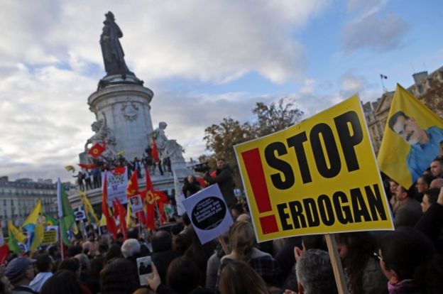 بازداشت رهبران حزب دموکراتیک خلق‌ها باعث واکنش کردها در فرانسه هم شده که روز گذشته در میدان جمهوری پاریس تجمع کردند