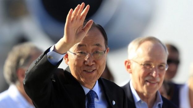 UN Secretary General Ban Ki-moon waves on arrival at the airport in Cartagena (26 September 2016)