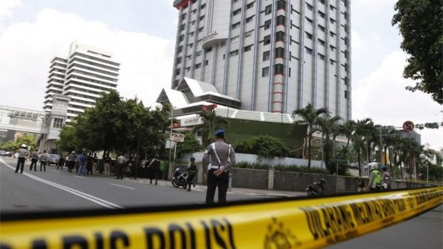 Police cordon off the Starbucks cafe (14 Jan 2016)