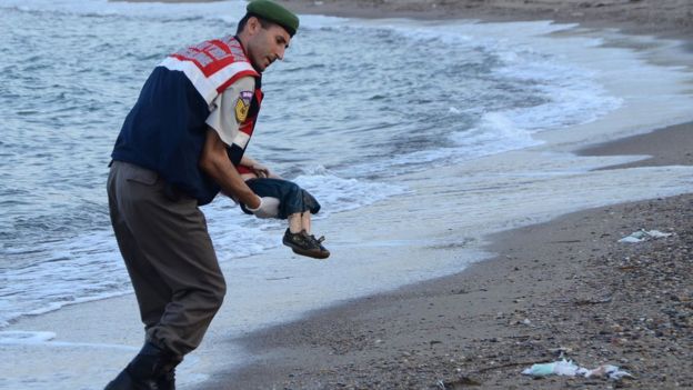 O corpo de Alan Kurdi é carregado por soldado