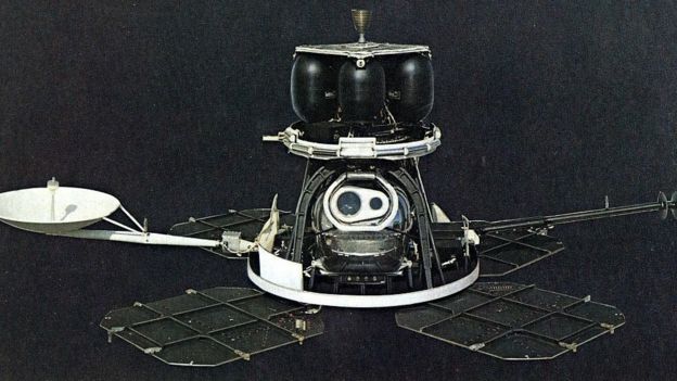 Fotografía histórica de un Lunar Orbiter.