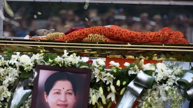 எரித்தல், புதைத்தல் - இறந்த பின்னும் ஜெயலலிதா குறித்த சர்ச்சை