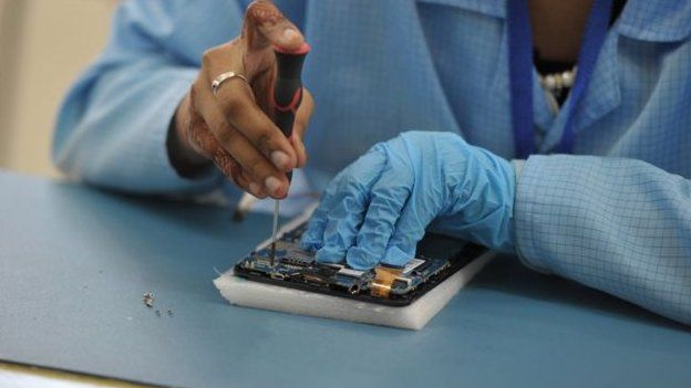 எச்-1 பி விசா உயர் திறன் கொண்ட வெளிநாட்டவர் அமெரிக்காவில் பணிபுரிய வழிவகுக்கிறது