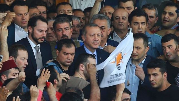 Erdogan rodeado de una multitud
