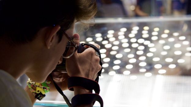 Photographing the artefacts