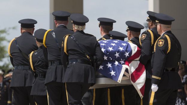 Funeral de un policía muerto en EE.UU.