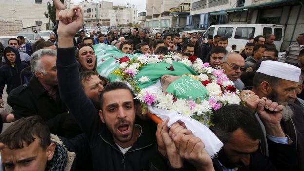 Friends and relatives of Abdul Fattah al-Sharif carry his body during his funeral in the West Bank city of Hebron (28 May 2016)