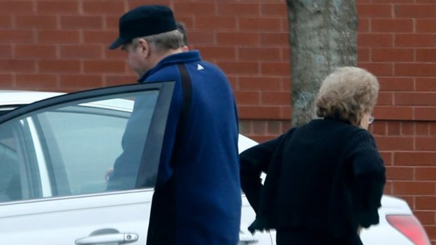 John Hinckley entra con su madre en un auto en Williamsburg, Virginia (marzo de 2015)