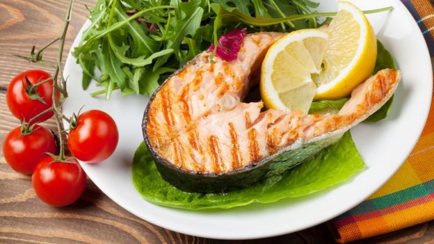 Plato de salmón y vegetales