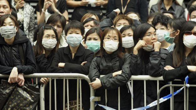 Gente en Hong Kong se protege de la pandemia del SARS