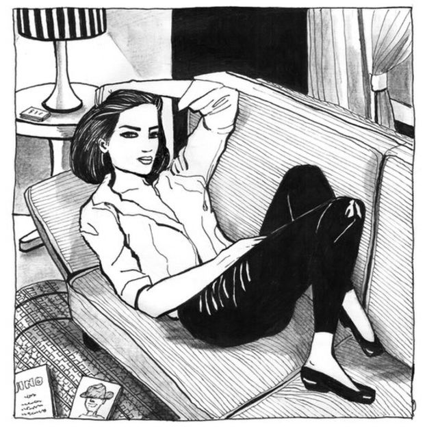 Mujer tirada en el sofá.