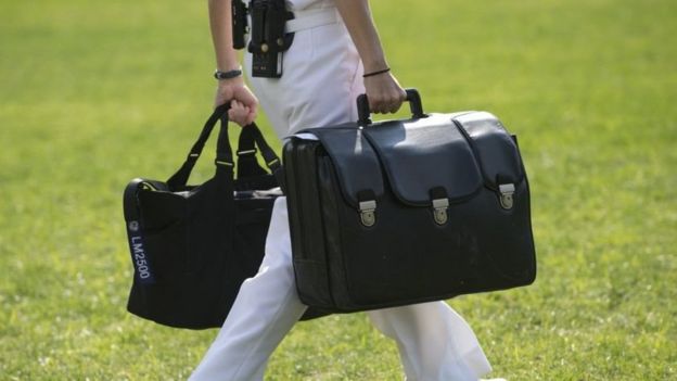 Un maletín negro con los códigos para desatar un ataque nuclear acompaña a Donald Trump a todas partes a las que va.