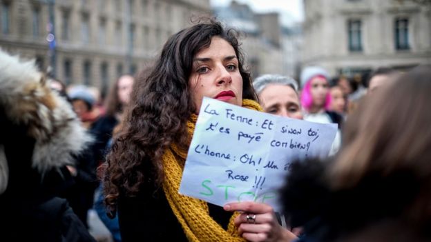 Mujer durante la marcha del 7 de noviembre en París