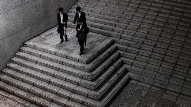 Trabajadores japoneses bajando una escalera