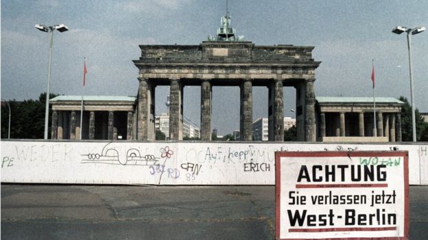 柏林勃兰登堡门前的围墙与“注意！你将离开西柏林”警告牌（21/7/1986）