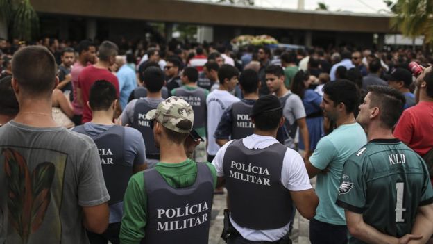 Policiais durante enterro de policial vicil no Espírito Santo