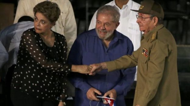 Los ex presidentes de Brasil, Dilma Rousseff y Luiz Inácio Lula da Silva, saludan al presidente cubano, Raúl Castro.