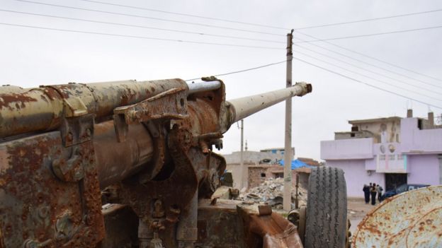 Kobani'de top namlusunun çevrildiği, yeni boyanmış ev.