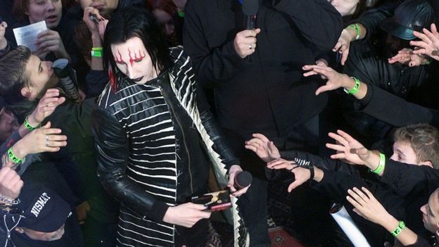 Marilyn Manson rodeado de fans