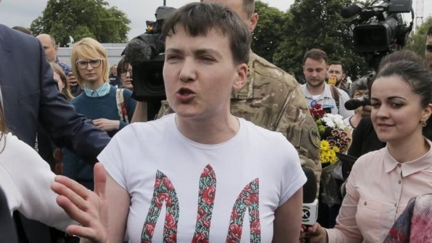 Nadiya Savchenko (centre) talks to crowd at Kiev's Boryspil airport. Photo: 25 May 2016