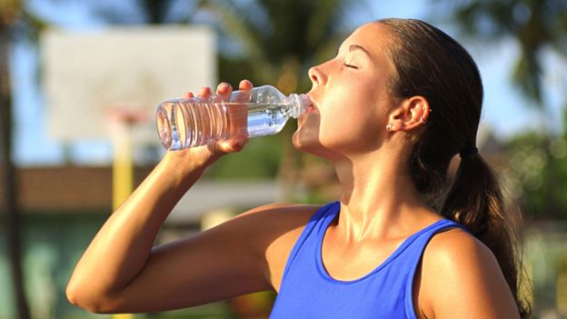 Mujer bebiendo agua