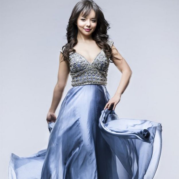 Anastasia em vestido de noite azul