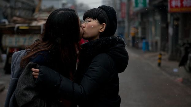 Una pareja gay se besa en la calle