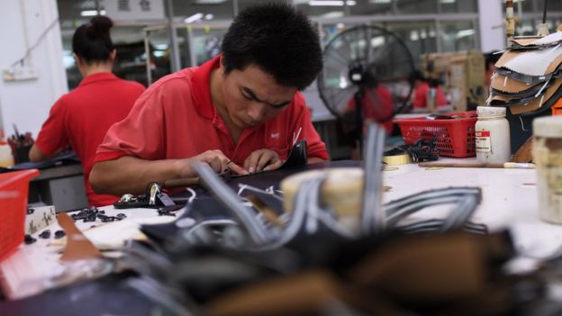 中國東莞一家鞋廠生產線上的工人（14/09/2016）