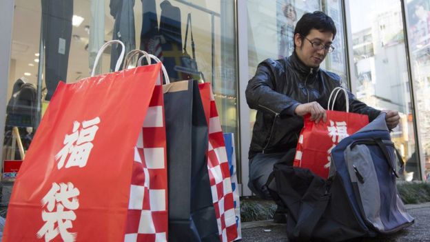 Hombre con bolsas de compra en China
