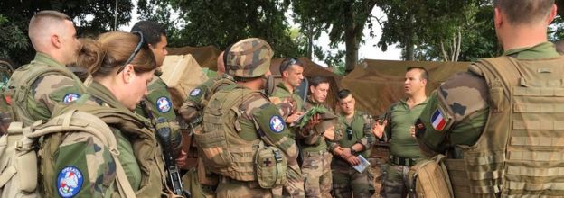 Team briefing for French troops before getting out on patrol in Bangui
