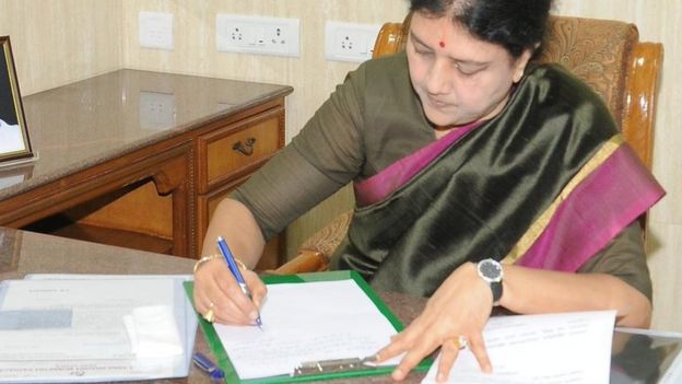 புதிய தோற்றத்தில் சசிகலா