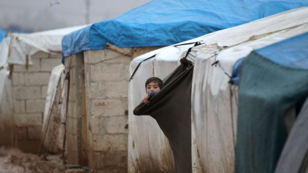 Criança em campo para refugiados próximo à fronteira entre Síria e Turquia