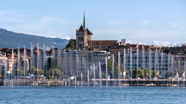 Edificios al fondo del Lago Ginebra