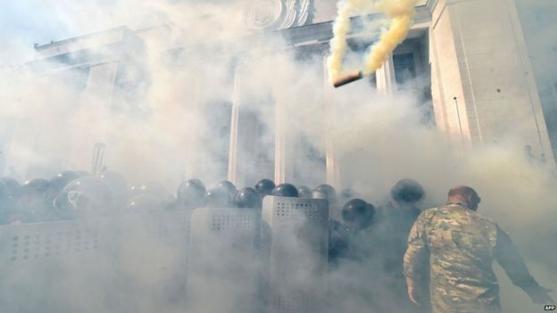 Smoke bomb hurled at national guard (31 August)