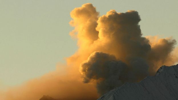 Volcán Monte Santa Helen despidiendo cenizas y humo en 2004.