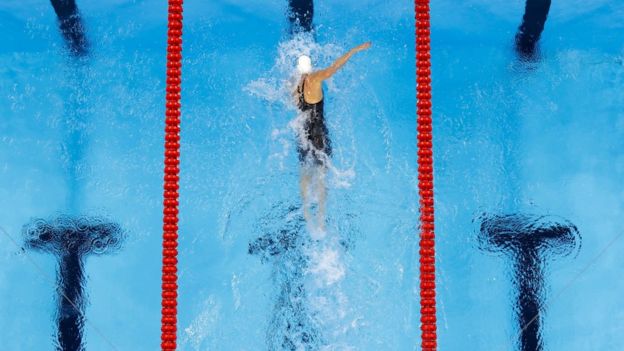 Hosszu rompe el récord mundial y olímpico de 400 metros combinados.