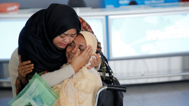 زنی که در فرودگاه نیویورک به استقبال مادرش رفته که از فرودگاه دوبی به آمریکا پرواز کرده است