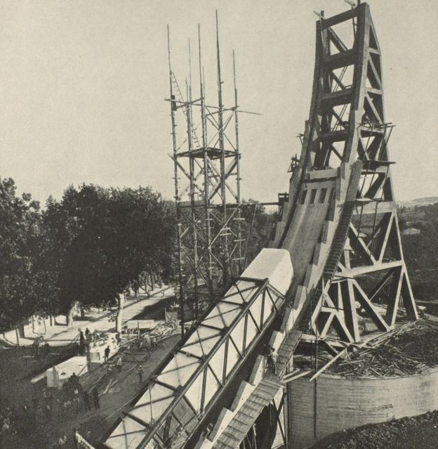 Construcción del Obelisco Mussolini en Roma sobre 1932