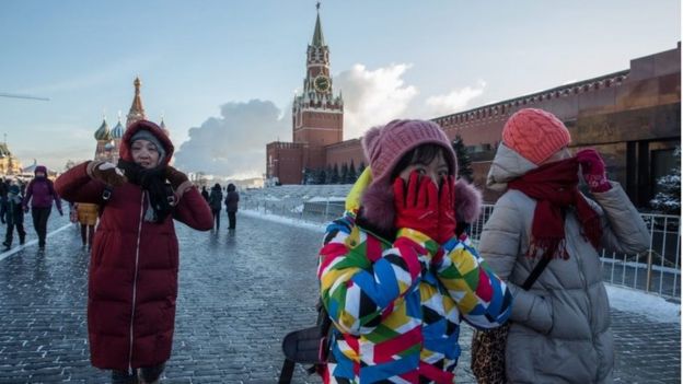 Turistas en la Plaza Roja, en Moscú, el siete de enero de 2017.
