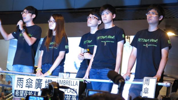 (從左至右)香港學聯代表鐘耀華、梁麗幗、羅冠聰、岑敖暉與周永康在金鐘向群眾講話(BBC中文網圖片21/10/2014)