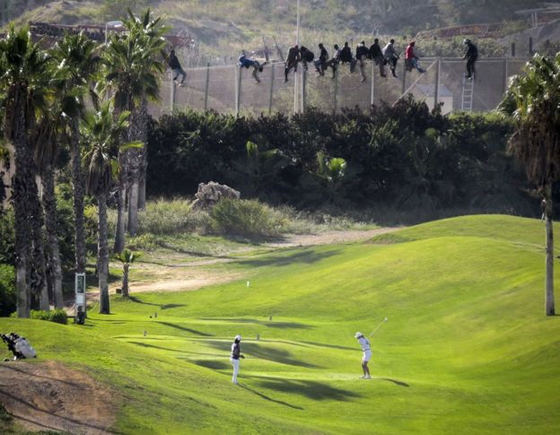 Golfers and migrants in Melilla