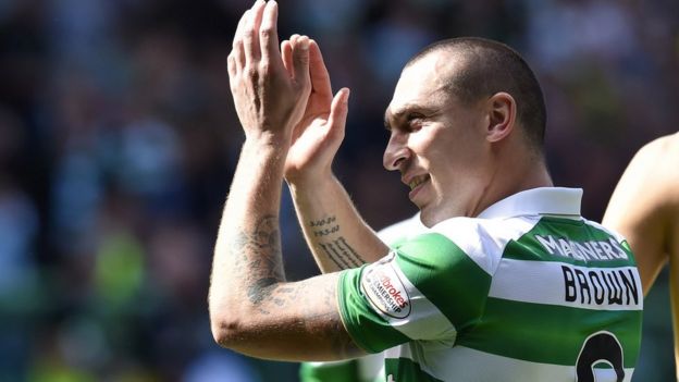 Nahodha wa Celtic Scott Brown akiwashukuru mashabiki baada ya mechi dhidi ya Rangers