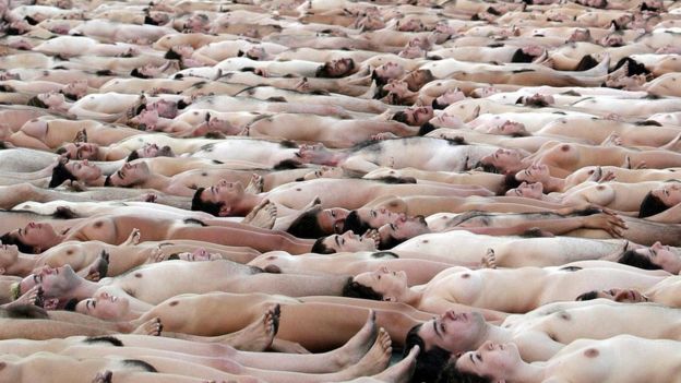 Miles posan para Spencer Tunick en distintas partes del mundo. Aquí, en la Avenida María Cristina en Barcelona, 2003