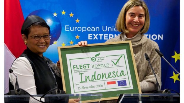 Menteri Luar Negeri Retno Marsudi dan Karmenu Vella, Komisaris Uni Eropa untuk Lingkungan, Perikanan dan Maritim dalam penyerahan secara simbolis lisensi FLEGT November lalu. Gambar: BBC Menteri Luar Negeri Retno Marsudi dan Karmenu Vella, Komisaris Uni Eropa untuk Lingkungan, Perikanan dan Maritim dalam penyerahan secara simbolis lisensi FLEGT November lalu. Gambar: BBC