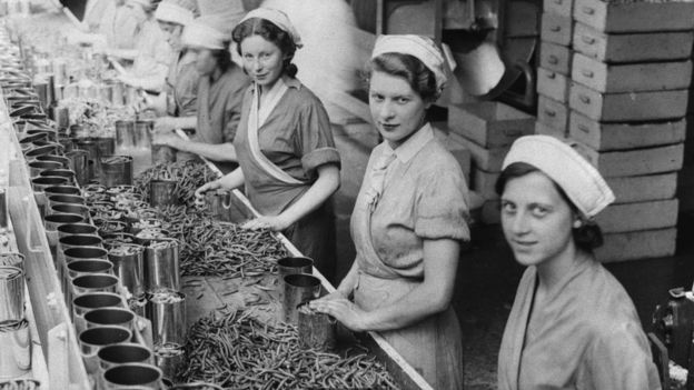 نساء يعملن في تعليب البقول في 