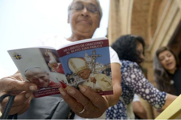 Mujer católica leyendo en Colombia