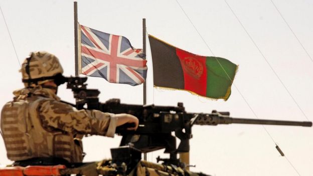 британский и афганский флаги, солдат