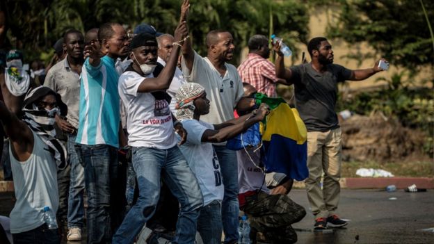 Supporters of Gabonese opposition leader Jean Ping face security forces